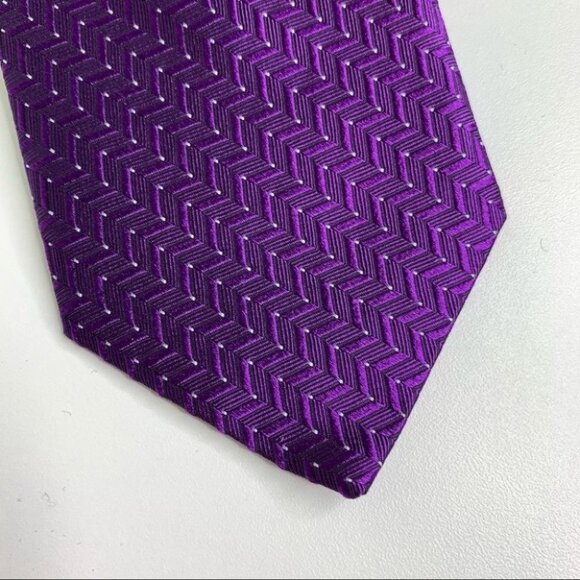 J.P. Tilford Men's 100% Silk Purple  Geometric Tie - Picture 2 of 7
